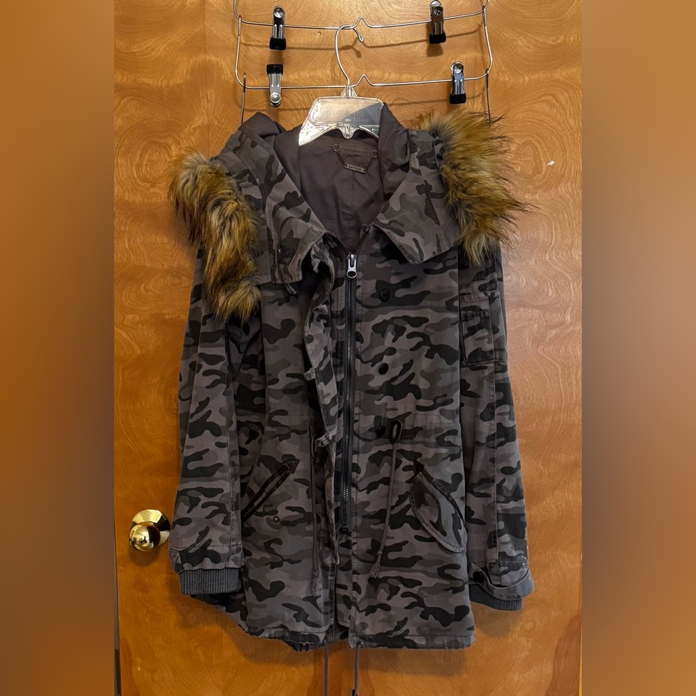 Capulet camo survival military jacket xs